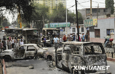 7月6日，乌鲁木齐市北湾街上停放着多辆被烧毁汽车。新华社记者 沈桥摄