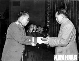 毛泽东将一级八一勋章、一级独立自由勋章、一级解放勋章授予朱德(1955年9月27日摄)。