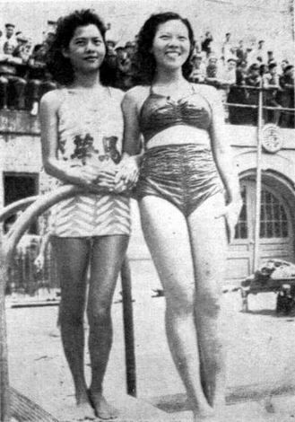 杜月笙搞选美 佳丽们穿泳装震惊上海滩 说起选美，人们已不再陌生，而选美的名号也有一大堆，诸如世界小姐、中华小姐、香港小姐等等，选美俨然已成为一种人类共有的文化。在中国，史上第一场选美大赛发生在1946年的上海滩，它的主办者则是当时的青帮老大、有上海皇帝之称的杜月笙(1888年——1951年)。