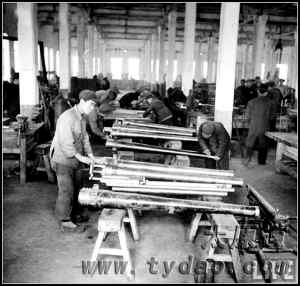 阎锡山太原兵工厂正在制造的75毫米口径的火炮。