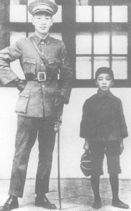 蒋介石与八岁的蒋纬国。