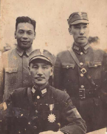 蒋介石与蒋纬国（右一）在江西