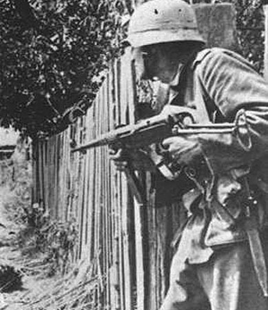 二战期间手持MP-40冲锋枪的德军士兵
