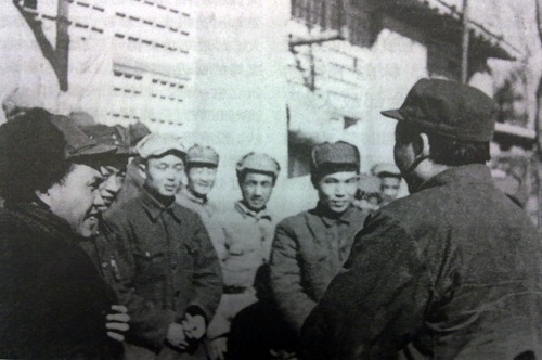 1949年春，毛泽东（右一）在河北平山县西柏坡村接见东北野战军二局的业务骨干。左起：曹祥仁、钱江、冯精、萧荣昌、戴镜元。