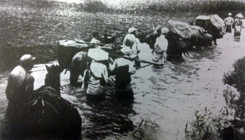 华东野战军部队涉水向难麻进军。