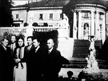 1949年8月，刘亚楼（右2）赴莫斯科与苏联商谈帮助中国建立空军事宜。随行人员有：王弼（右3）、吕黎平（右1）翟云英（右4）、张学思（左2）及翻译沙洛