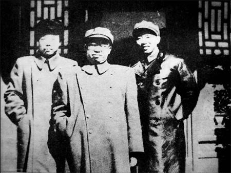 1949年11月，空军司令员刘亚楼（右1）、空军政委肖华（左1）与罗荣桓在颐和园