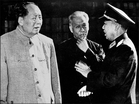 空军第一任司令员刘亚楼向毛泽东、刘少奇汇报空战情况