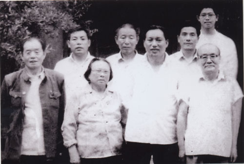 80年代，纪登奎与武乡县委领导在京时合影