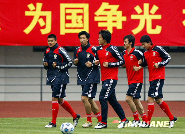 5月25日，国足球员在金山体育场参加训练。当日，新一届中国国家足球队在上海金山体育场进行了首次训练。