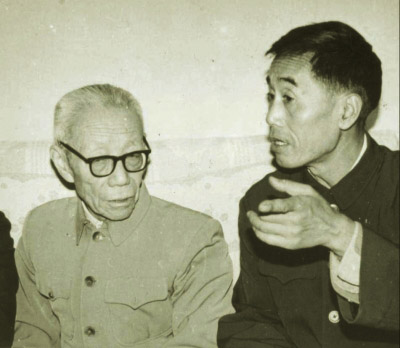 1981年10月10日，吕叔湘（左）与莫若健师生在莫家中合影。