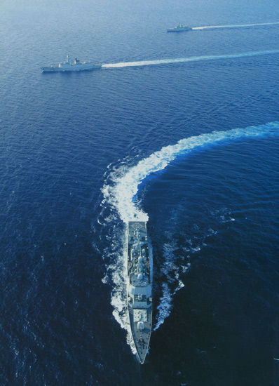 资料图：中国海军舰艇编队作战演练