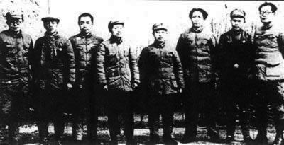 1938年，(左起）张闻天、康生、周恩来、凯丰、王明、毛泽东、任弼时、张国焘等在延安时合影。