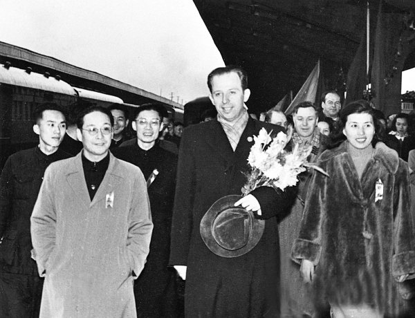 1952 年11 月，潘汉年(前排左一)到上海火车站欢迎参加“中苏友好月活动”的