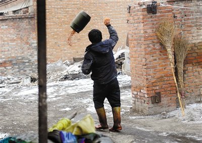 北京黑作坊用恶臭液体浸泡香干 工人打砸毁证据