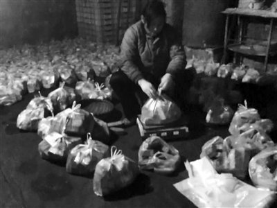 北京黑作坊用恶臭液体浸泡香干 工人打砸毁证据