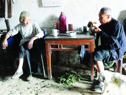 “神仙奶奶”12年粒米未进 每天喝茶抽烟