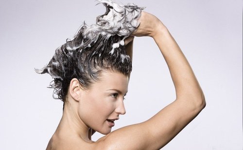 警惕5种洗头方式反而“洗”来疾病
