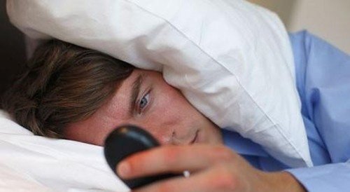 青少年手机开机睡觉危害巨大或引发认知障碍