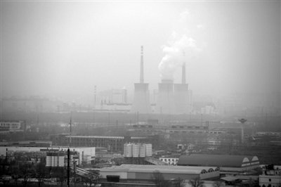 昨日上午，大雾笼罩京城，东五环内一家企业的烟囱正在向外排放废气