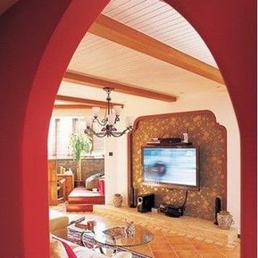 客厅电视墙的凹槽和曲线的外框极其简单，却将异域风格勾勒得十分精准