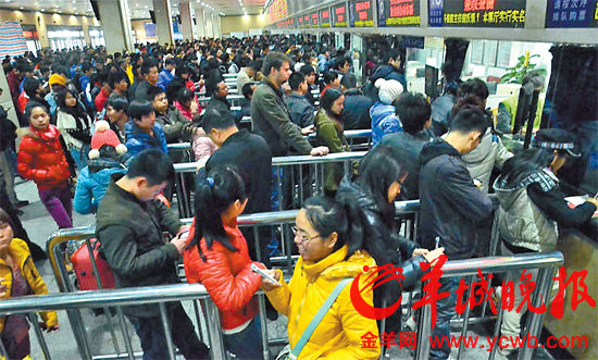 1月5日，广州火车站，旅客排队买票、取票井然有序 羊城晚报记者 朱文海摄