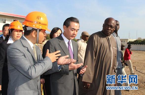 （XHDW）（1）王毅在塞内加尔参观中国援建项目