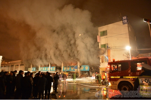 昨晚8点30分许，位于沪南公路2000号的上海农产品中心批发市场发生大火。