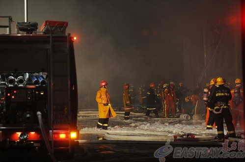 现场约有80多辆消防车出动，所有浦东的消防支队均出动参与灭火，约1小时后大火被控制。