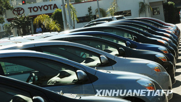 2月3日，在美国加利福尼亚州圣莫尼卡，成排的丰田汽车停在一处丰田销售店外待售。