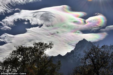 尼泊尔珠峰上空出现罕见七彩云 炫美似彩虹
