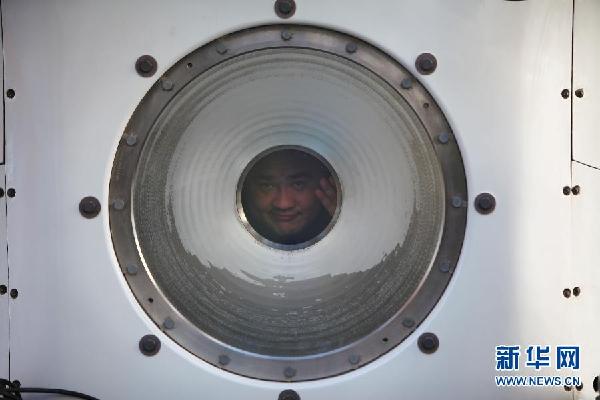 （新华直击）（3）3名试航员乘“蛟龙”号载人潜水器开始进行7000米级海试第一次下潜试验