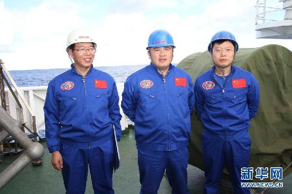 （新华直击）（2）3名试航员乘“蛟龙”号载人潜水器开始进行7000米级海试第一次下潜试验