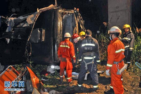 #（新华直击）（1）福建霞浦一大巴从高速公路坠入山谷死亡17人