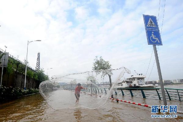 #（社会）（1）广西柳江水位暴涨 沿江道路受淹