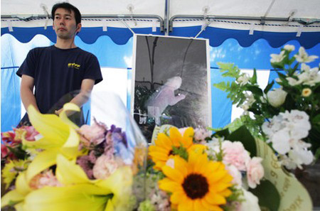 组图：日本众多市民冒雨为已故熊猫宝宝献花哀悼