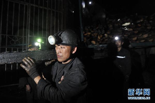 （新华直击）（2）贵州普安县安利来煤矿冒顶事故已有53人获救 还有5人被困