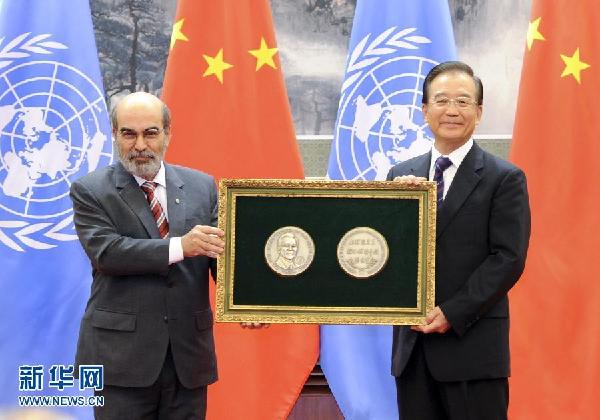（时政）（1）联合国粮农组织向温家宝颁发“农民”奖章 