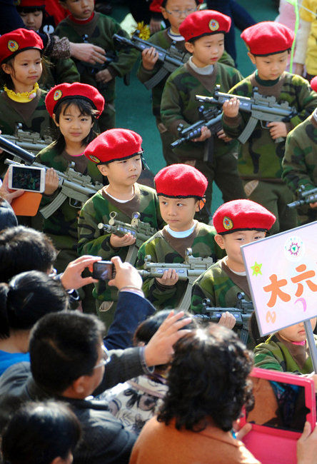 小小“解放军”全副武装入场，高呼口号：“钓鱼岛是我们中国的！”