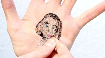 恐怖式刻骨铭心：艺术家在手心缝亲人肖像（图）