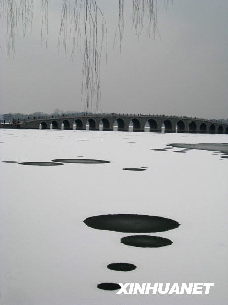 颐和园十七孔桥远眺（2月17日摄）。