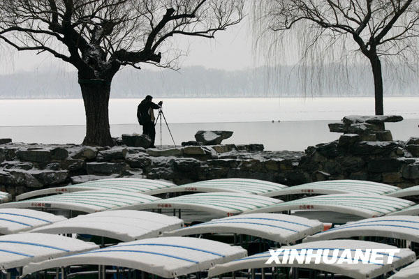 一位摄影爱好者在颐和园内拍摄雪景（2月17日摄）。