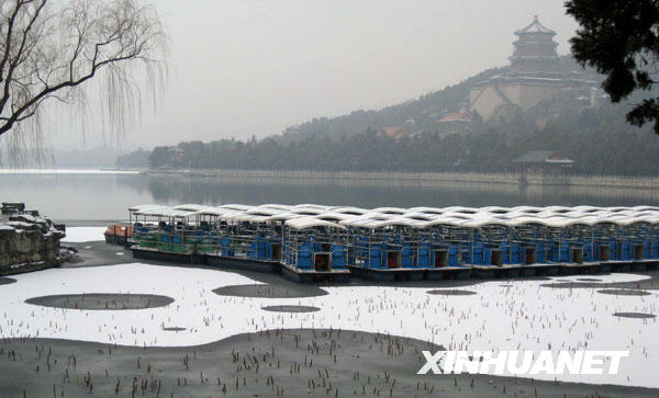 2月17日，北京降下初春的第一场雪，颐和园美景如画，给观光的游客带来意外惊喜。