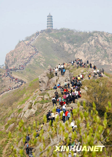 4月5日，众多游客到江苏省镇江市圌山登山踏青。