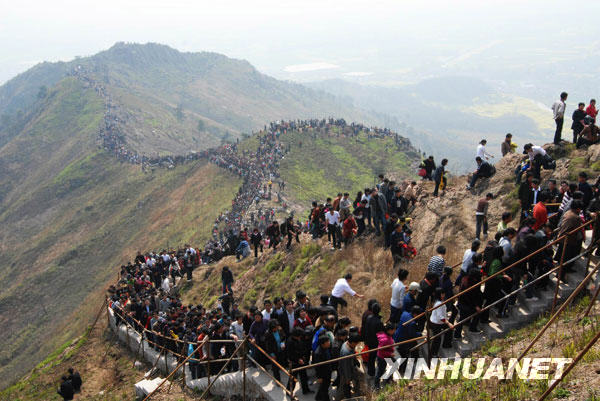 4月5日，众多游客到江苏省镇江市圌山登山踏青。