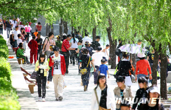 5月3日，众多北京市民在京郊怀柔青龙峡景区游玩。当日，“五一”小长假进入最后一天，众多北京市民郊游热度不减，纷纷走进京郊亲近自然，在绿水青山间休闲度假。