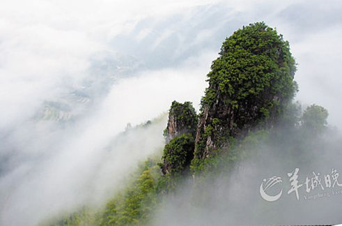 忽劲风骤起，扫去亭外云涛，但见百丈余高之石柱，壁似斧削，巍然而立，又如巨舰之桅，于怒海狂涛中，时隐时现