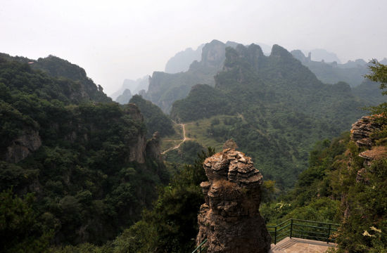 群山峻岭