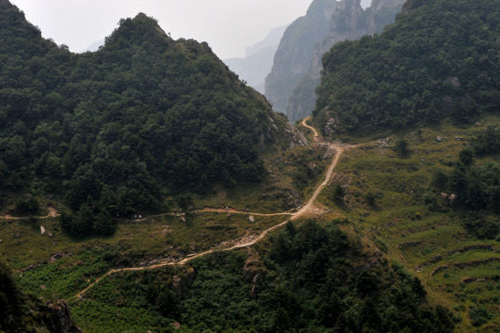 山间小道，人小如蚁