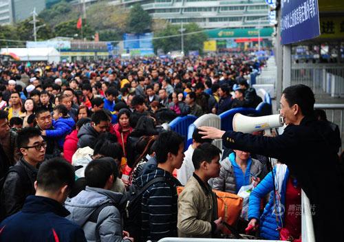 2014年1月9日，广州火车站广场工作人员在疏导客流